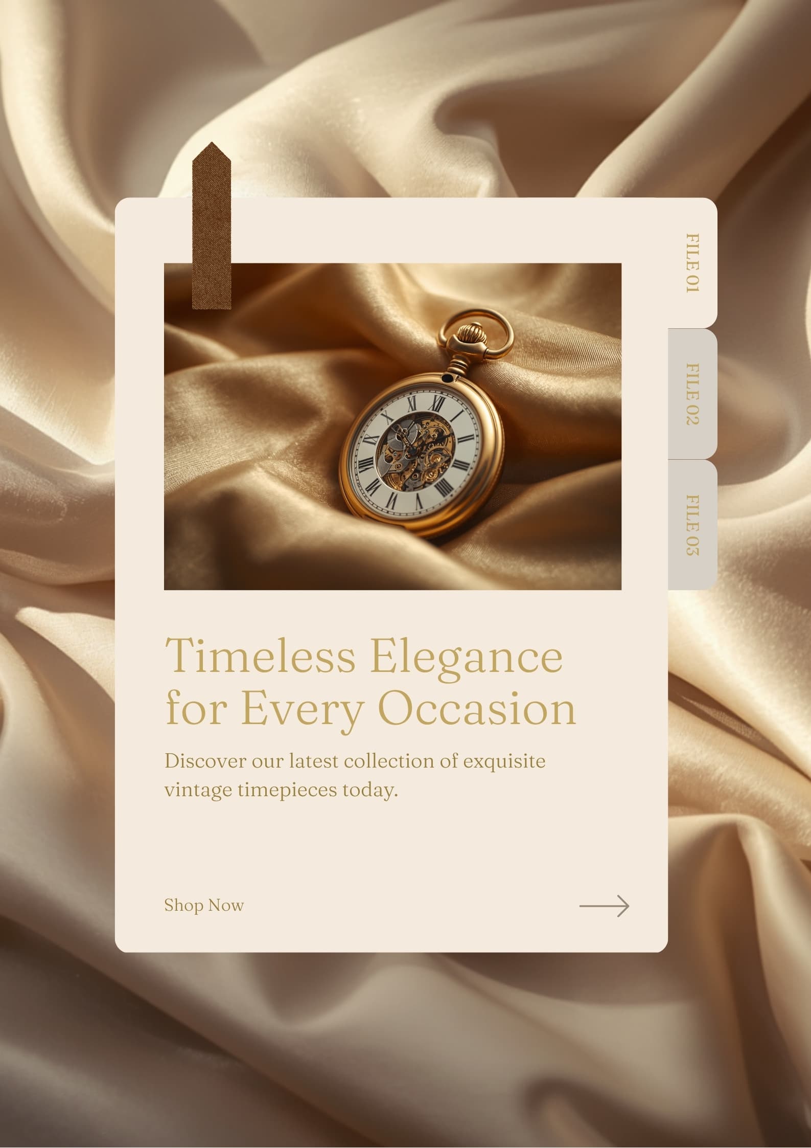 Reloj de bolsillo dorado abierto sobre tela de seda blanca arrugada, luz lateral cálida — atmósfera editorial de tiempo y ceremonia. Sin gente.